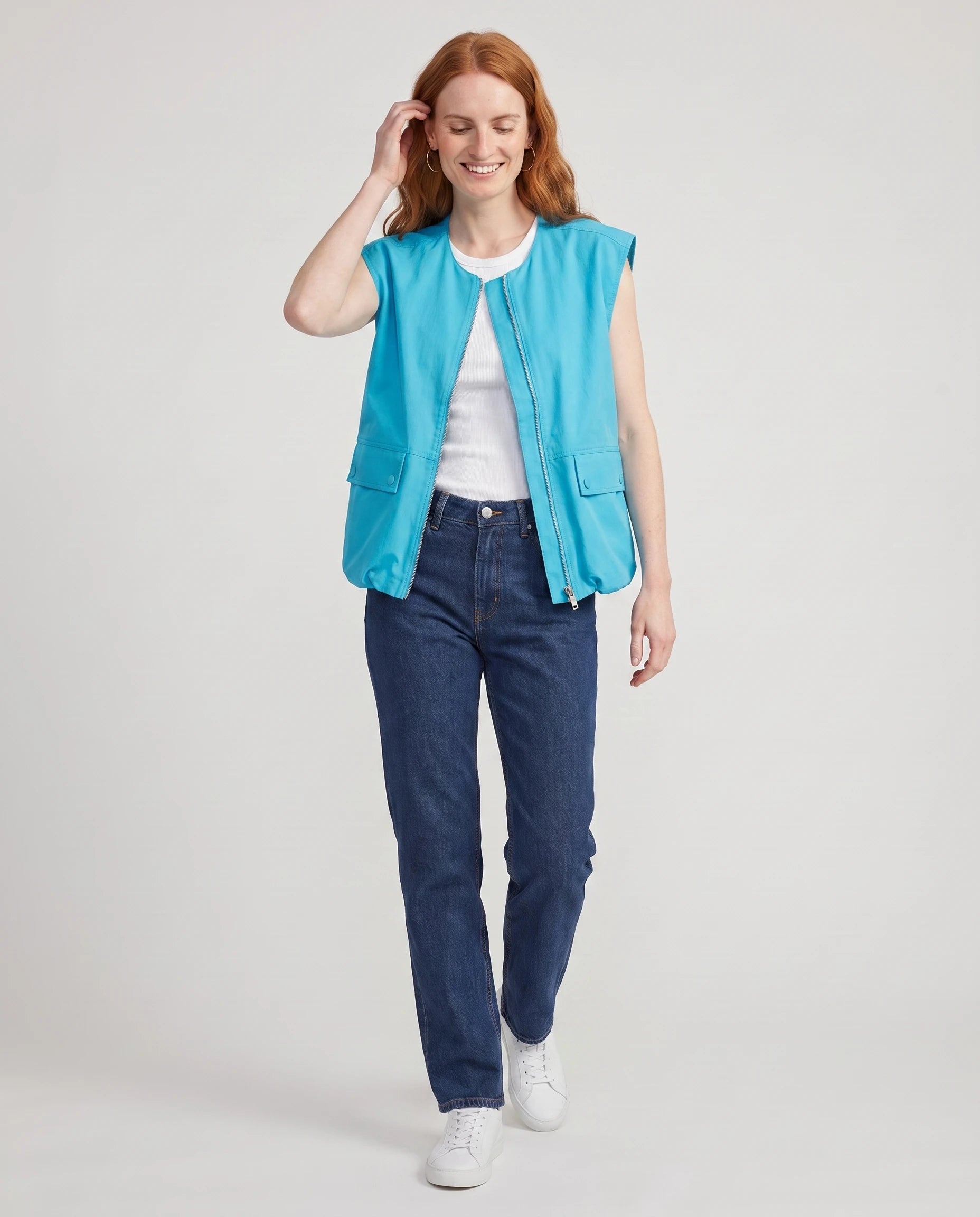 Gilet cargo zippé bleu turquoise Donatienne, vue de face en studio