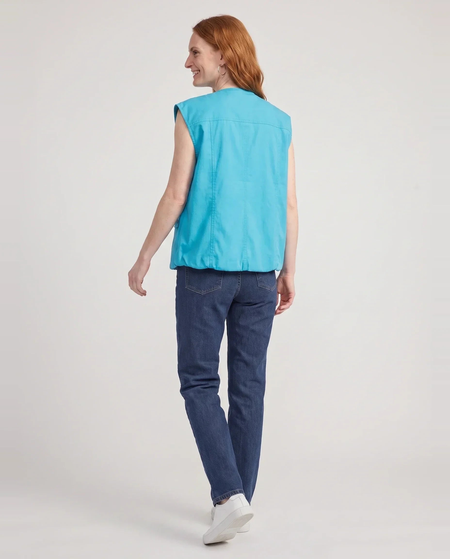 Gilet cargo zippé bleu turquoise Donatienne, vue de dos en studio