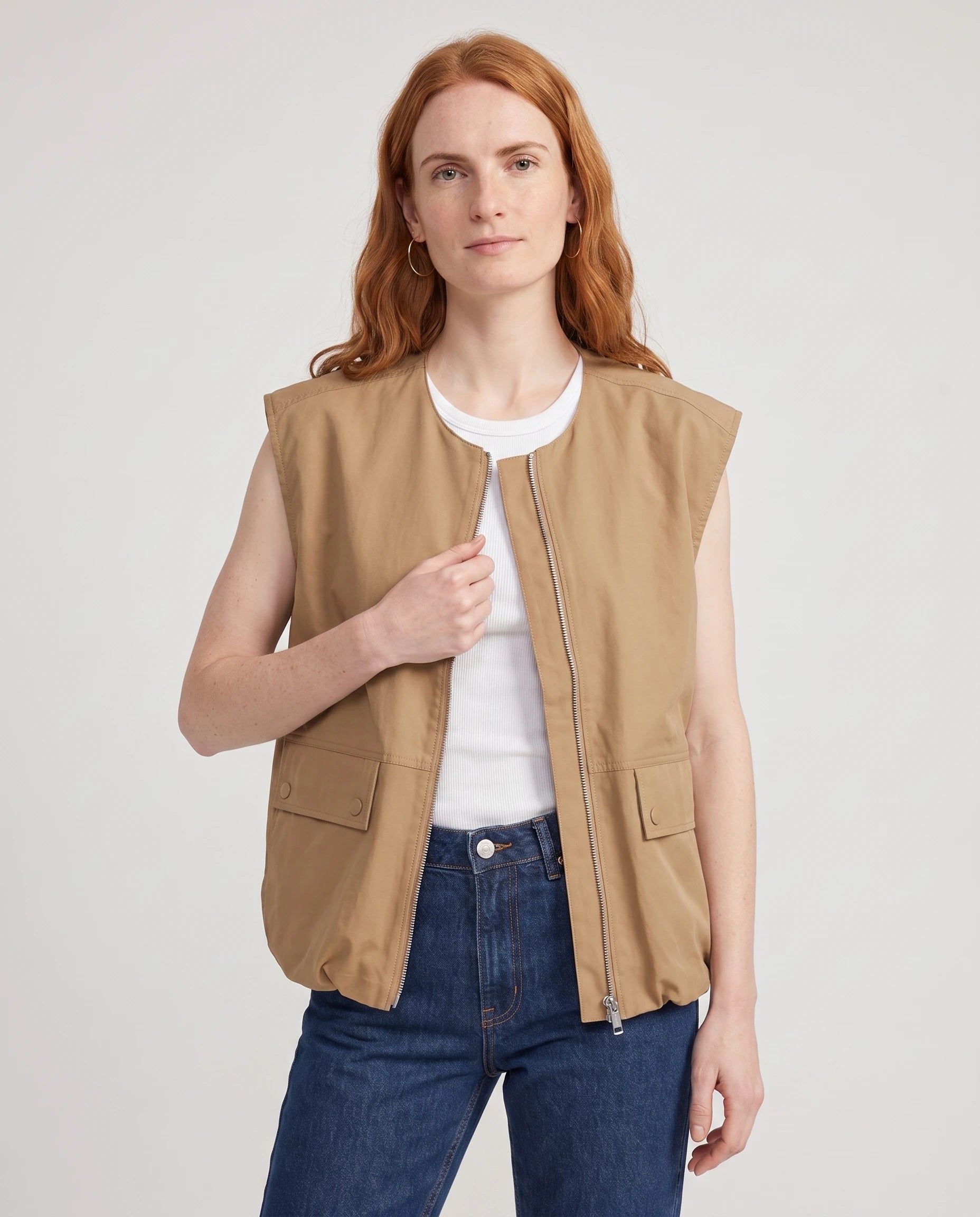 Gilet cargo zippé camel Donatienne, plan rapproché en studio