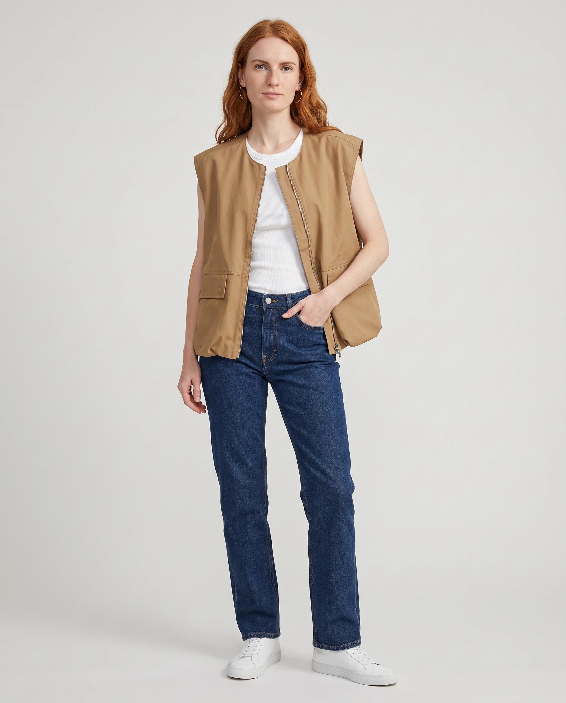Gilet cargo zippé camel Donatienne, vue de face en studio