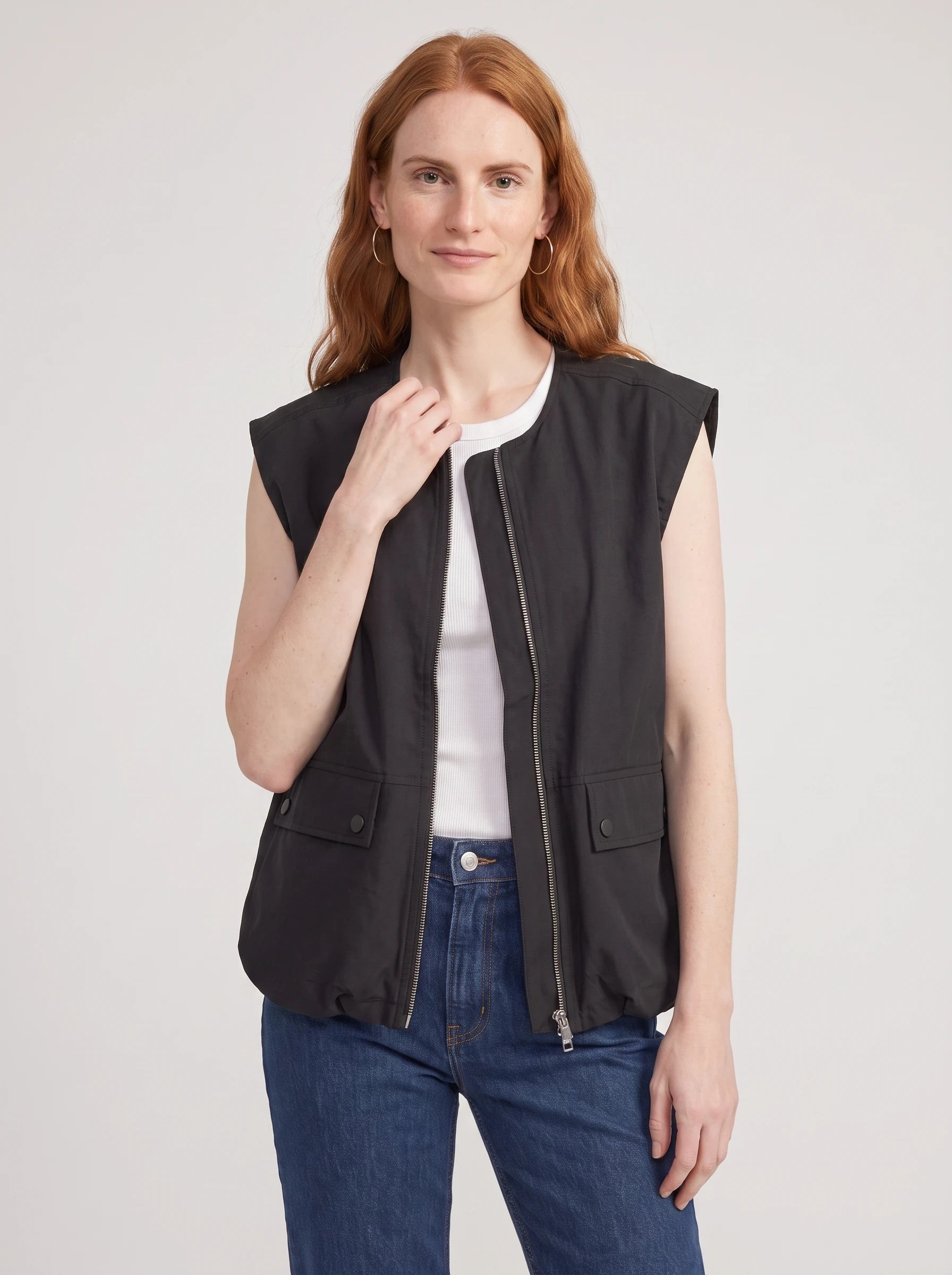 Gilet cargo zippé noir Donatienne, plan rapproché en studio