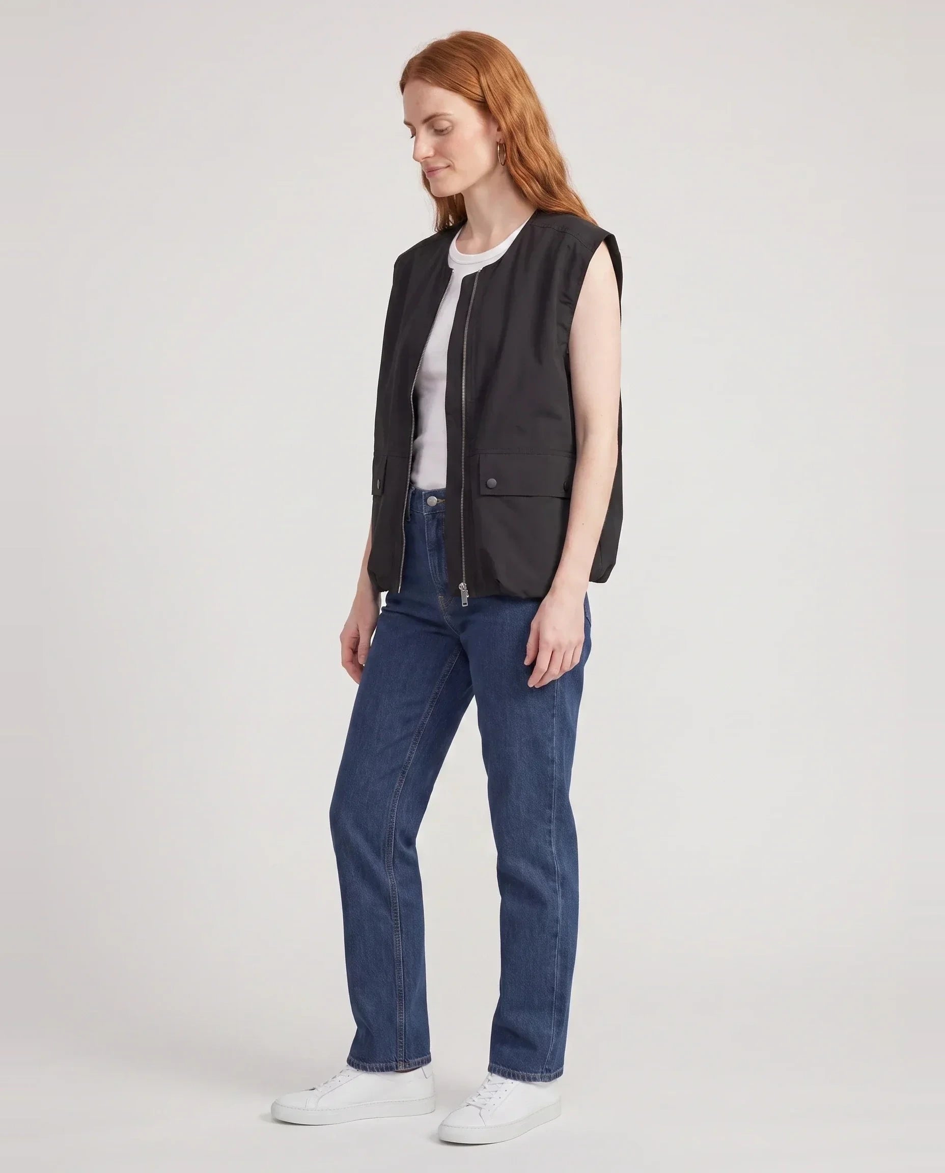 Gilet cargo zippé noir Donatienne, vue de trois quarts en studio