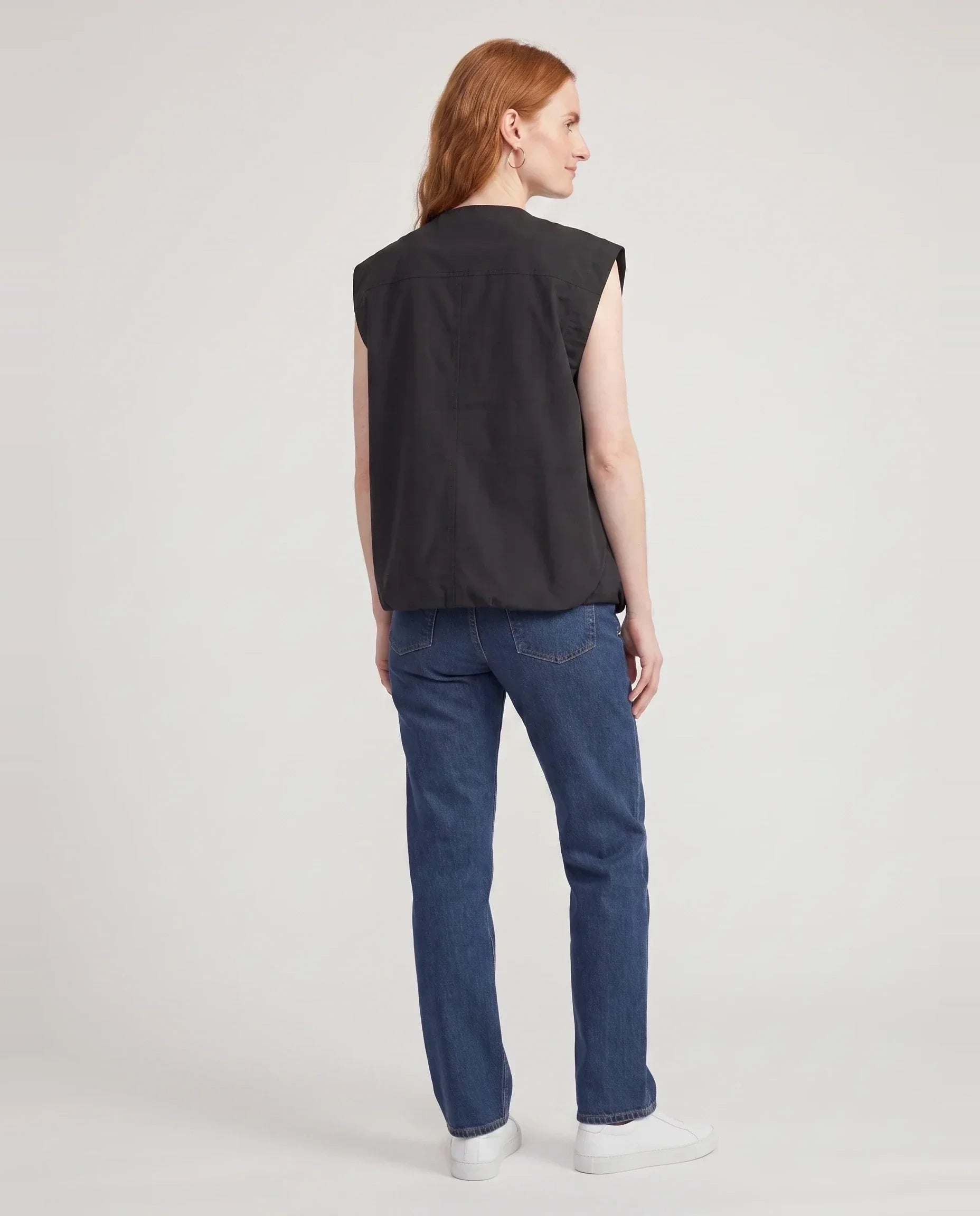 Gilet cargo zippé noir Donatienne, vue de dos en studio