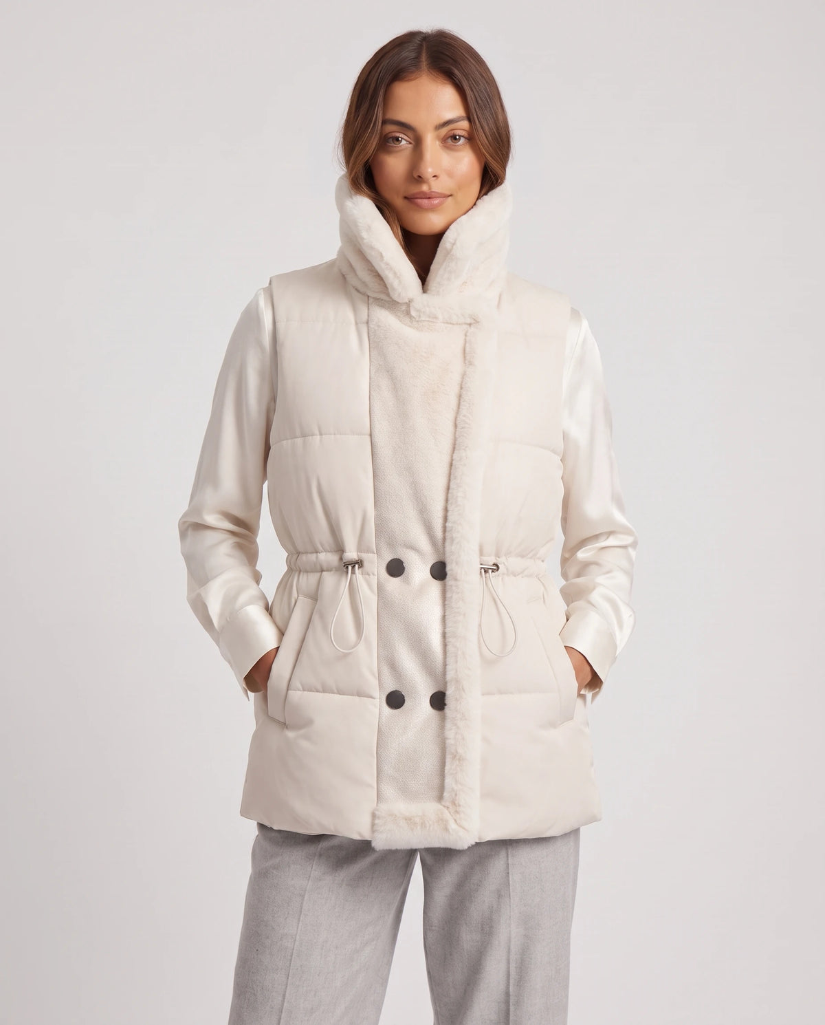 Gilet sans manches à col fausse fourrure Zélia Blanc Cassé, col en fausse fourrure relevé, vue de face