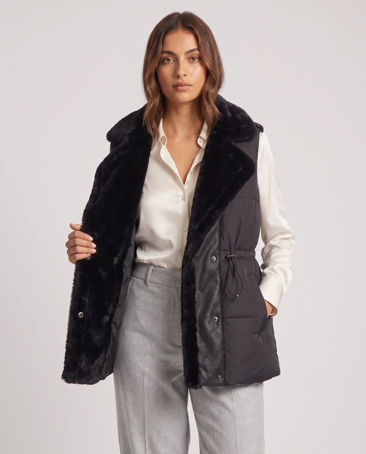 Gilet sans manches à col fausse fourrure Zélia Noir, porté ouvert sur un chemisier ivoire, doublure fausse fourrure visible