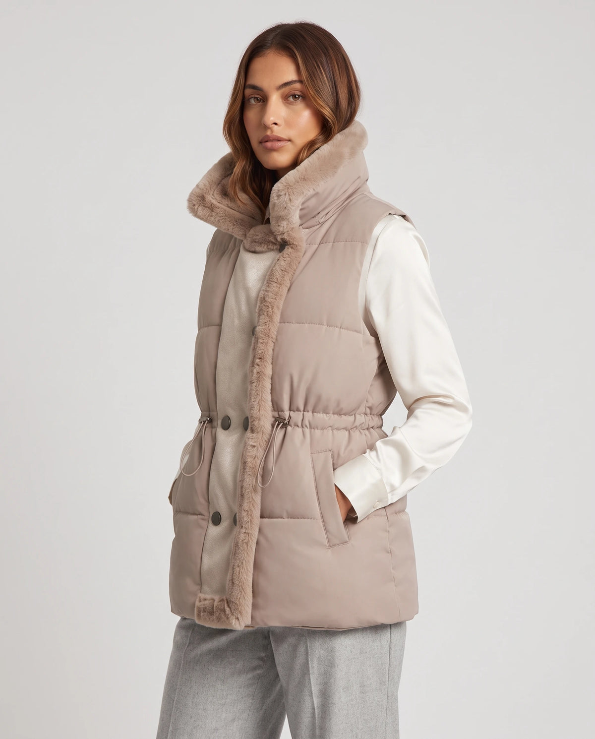 Gilet sans manches à col fausse fourrure Zélia Taupe Clair, col en fausse fourrure relevé, vue de trois quarts