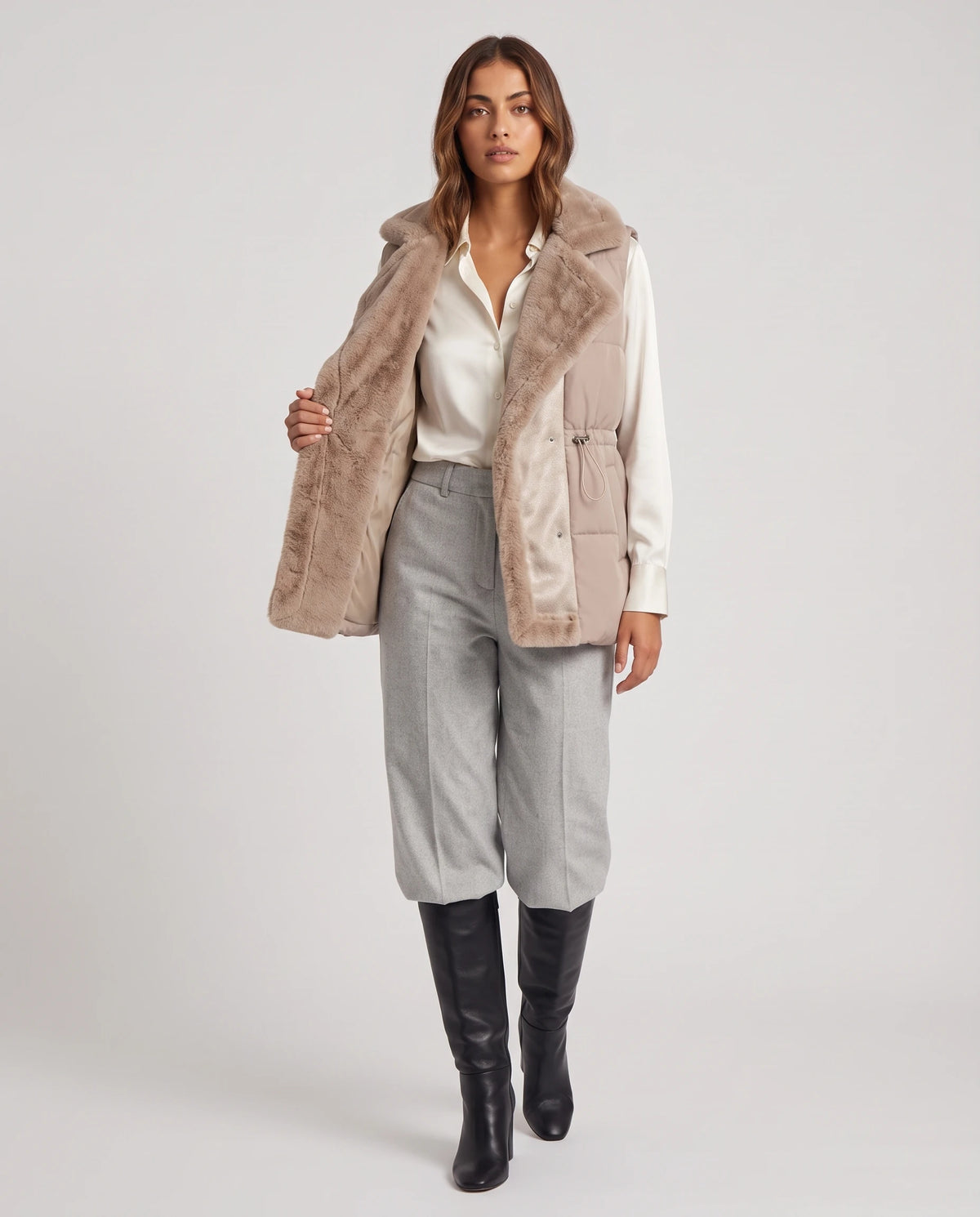 Gilet sans manches à col fausse fourrure Zélia Taupe Clair, porté ouvert sur un chemisier ivoire, doublure fausse fourrure visible
