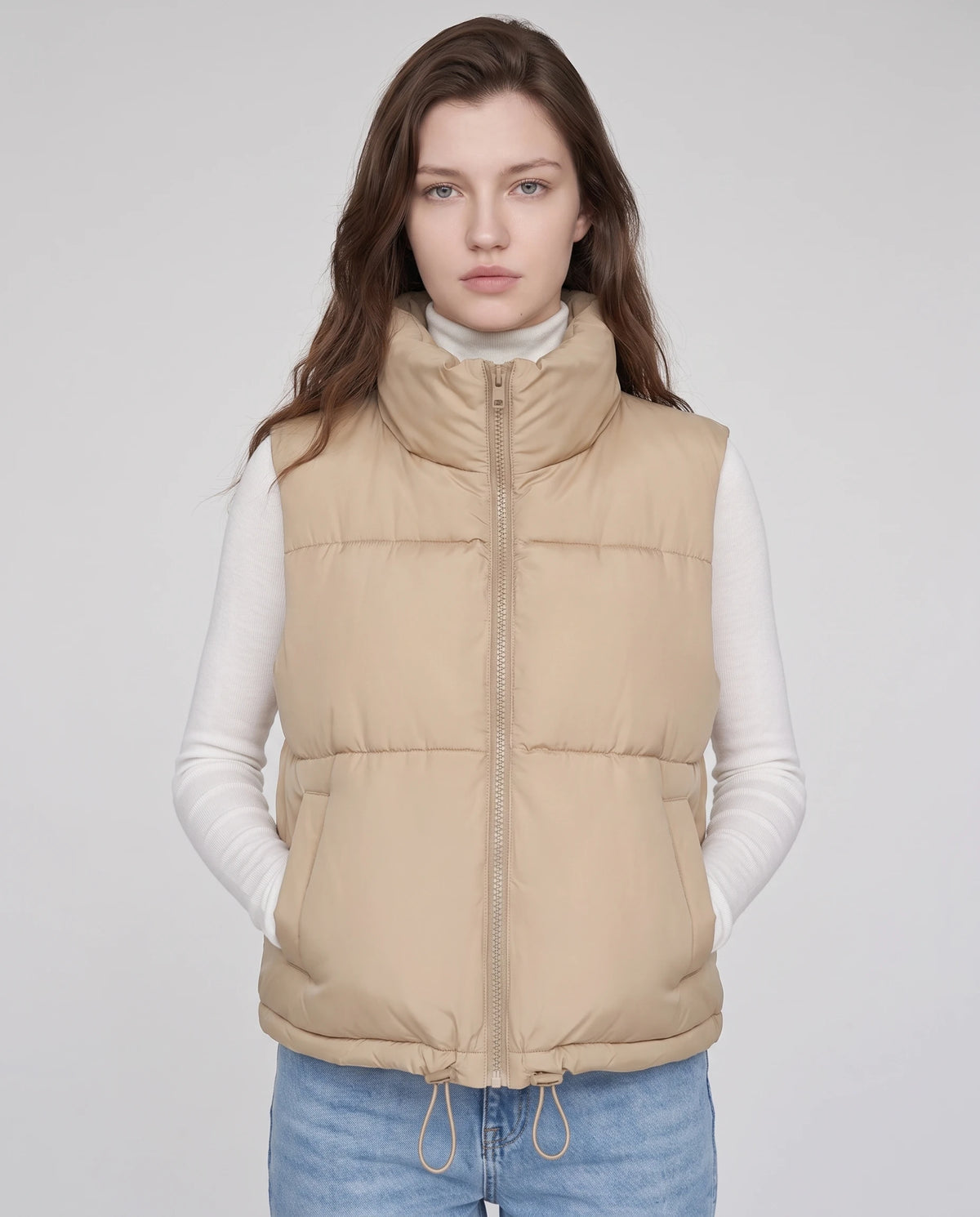 Cropped-Steppweste mit Stehkragen und Kordelsaum Lydie in Beige, Nahaufnahme, bis zum Kinn geschlossen, Saumkordeln