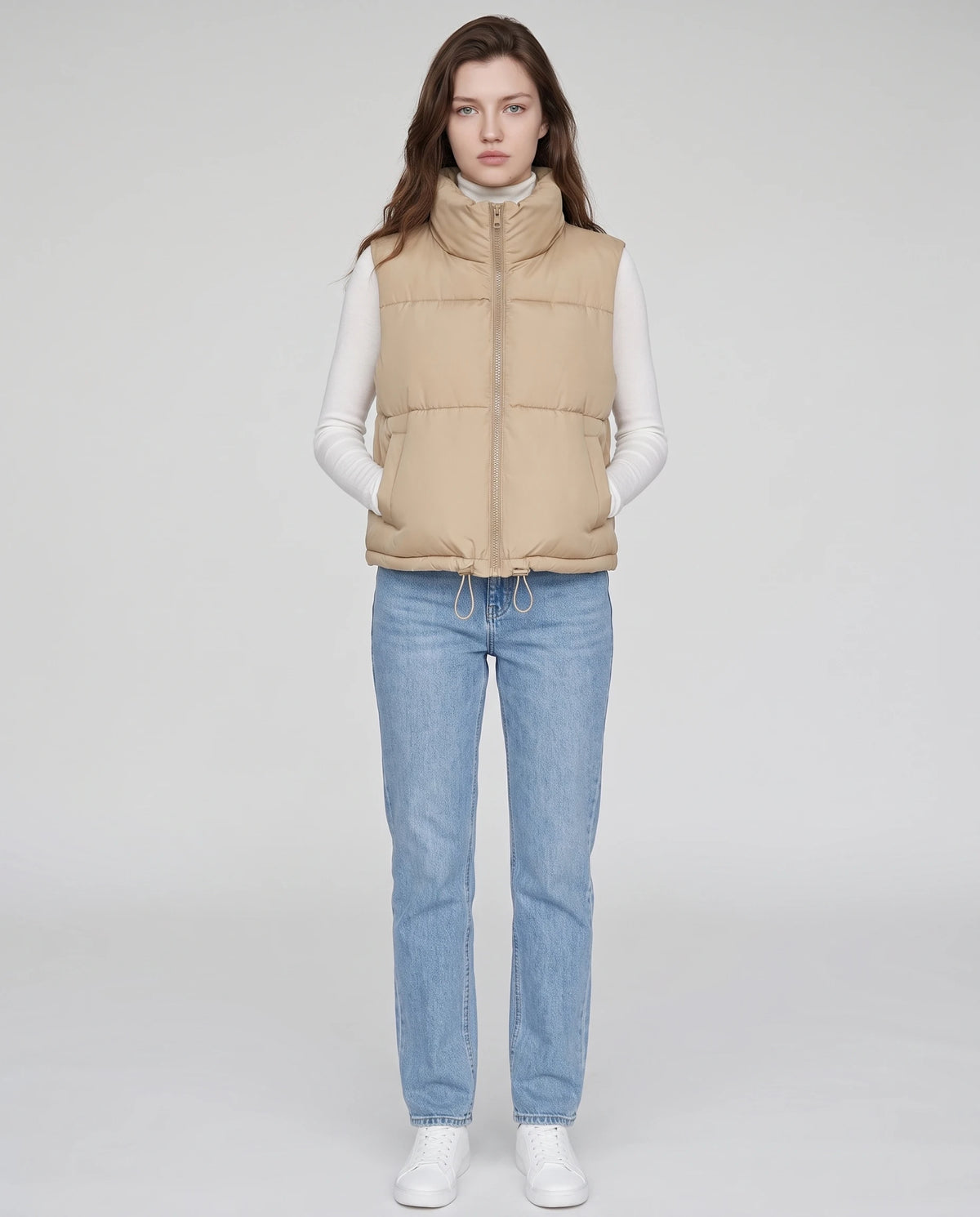 Cropped-Steppweste mit Stehkragen und Kordelsaum Lydie in Beige, Vorderansicht in ganzer Länge, bis zum Kinn geschlossen