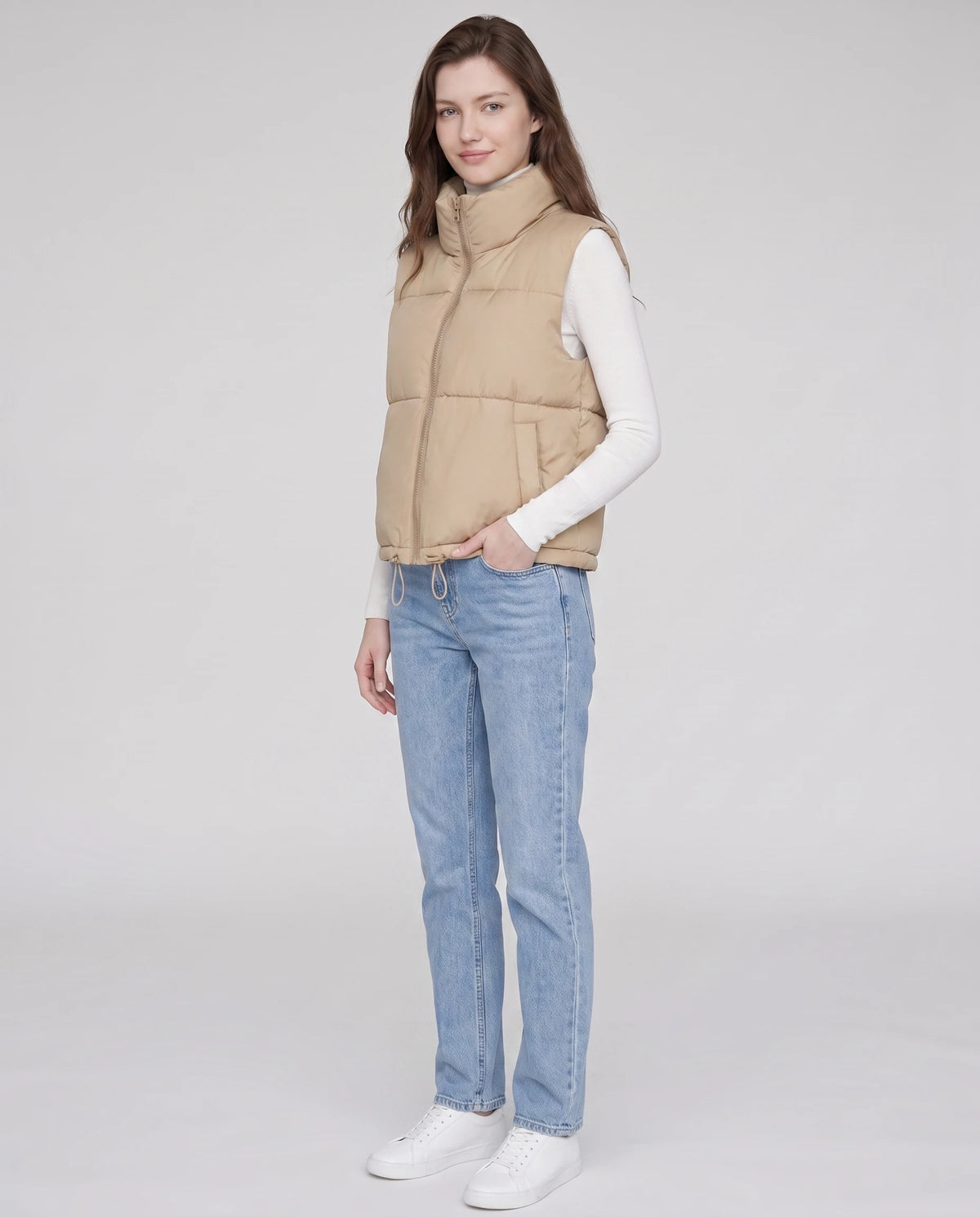 Gilet matelassé cropped à col montant et ourlet à cordon Lydie en Beige, vue de trois quarts, col montant