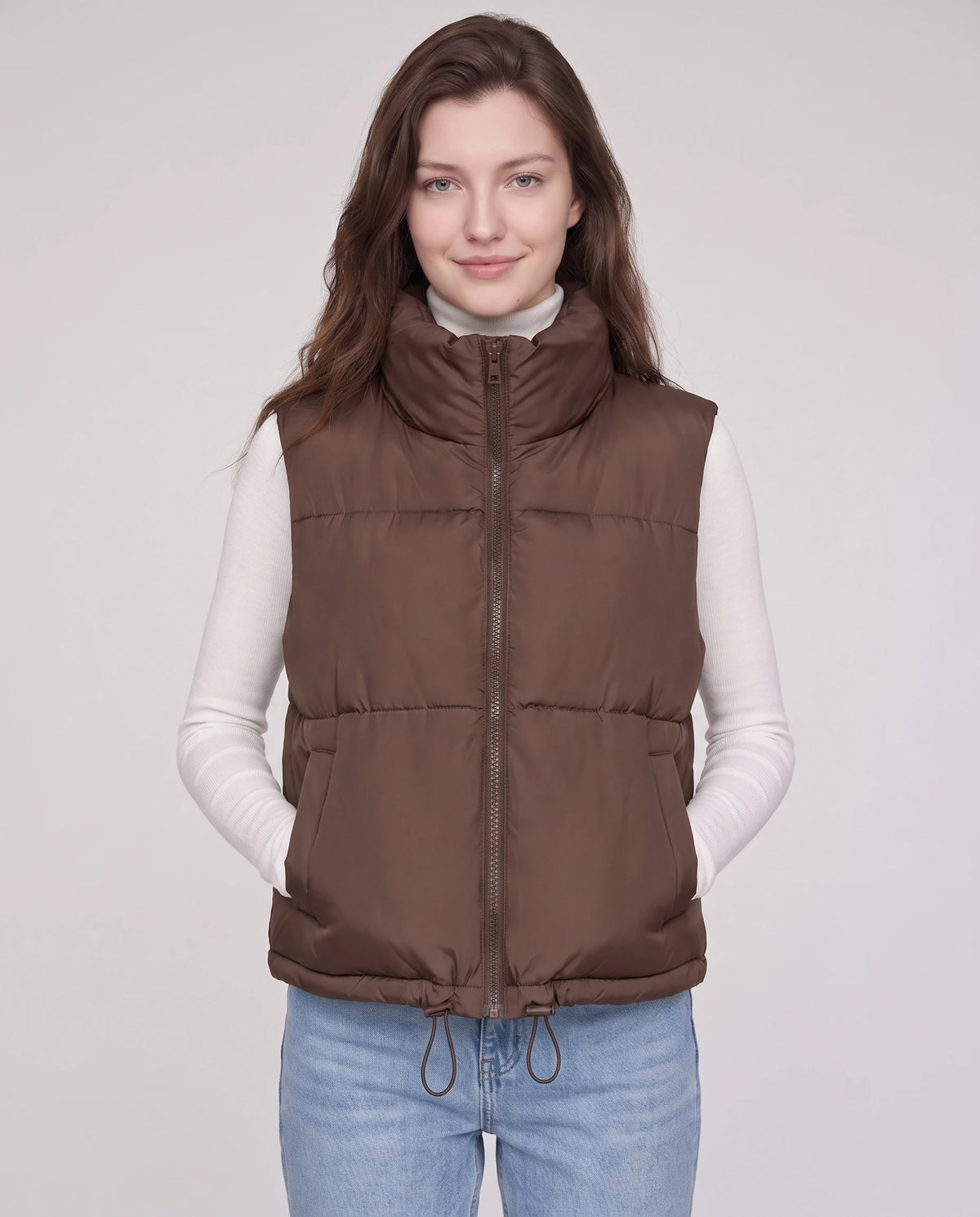 Gilet matelassé cropped à col montant et ourlet à cordon Lydie en Marron, plan rapproché, zippé au menton, cordons d'ourlet