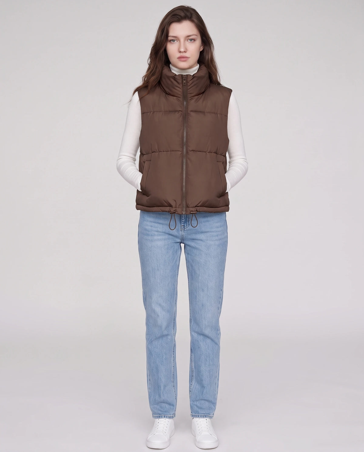 Gilet matelassé cropped à col montant et ourlet à cordon Lydie en Marron, vue de face en pied, zippé au menton