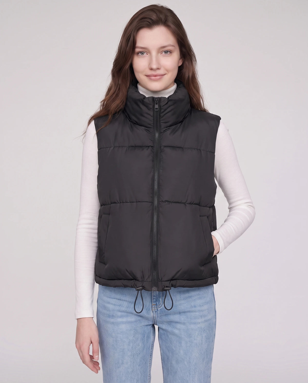 Gilet matelassé cropped à col montant et ourlet à cordon Lydie en Noir, plan rapproché, zippé au menton, cordons d'ourlet