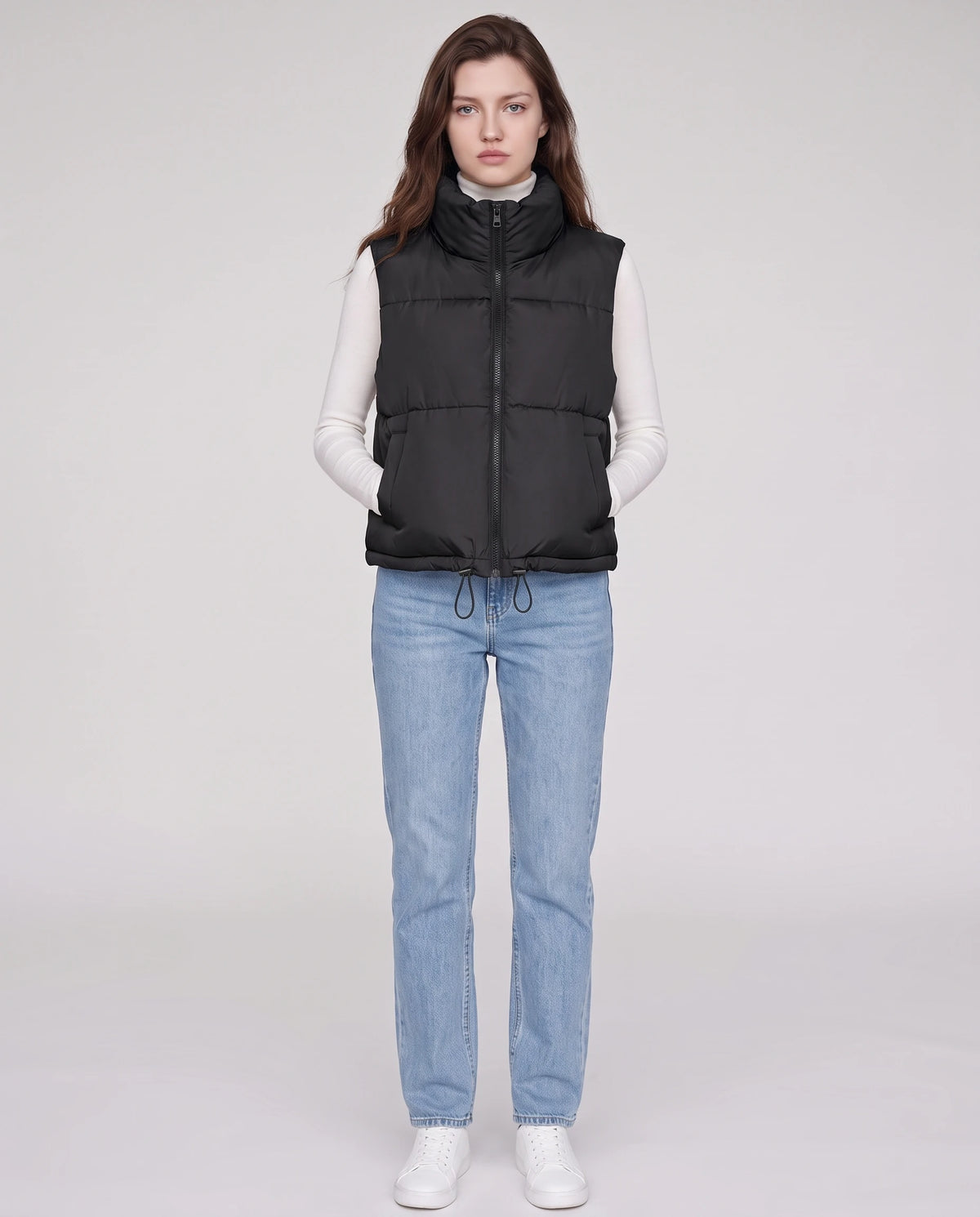 Gilet matelassé cropped à col montant et ourlet à cordon Lydie en Noir, vue de face en pied, zippé au menton