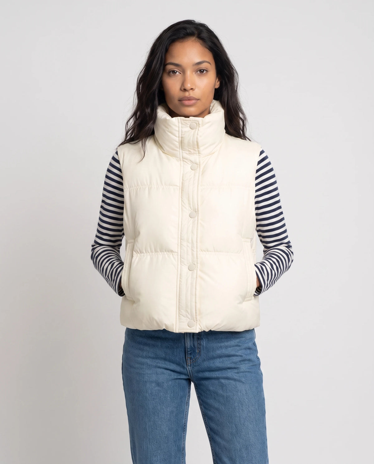 Cropped-Steppweste mit Stehkragen und Druckknopfblende Solène in Cremeweiss, Nahaufnahme, Kragen mit Druckknopf, Druckknopfblende