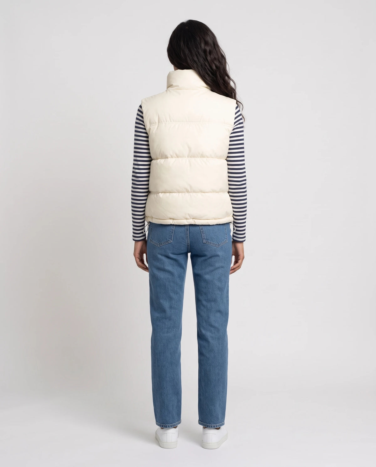 Gilet matelassé cropped à col montant et patte à pressions Soline en Blanc Cassé, vue de dos, gros canaux