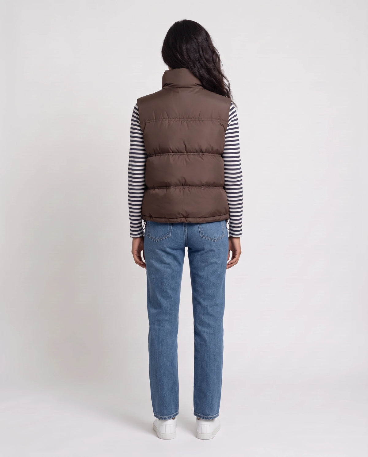 Gilet matelassé cropped à col montant et patte à pressions Soline en Marron, vue de dos, gros canaux