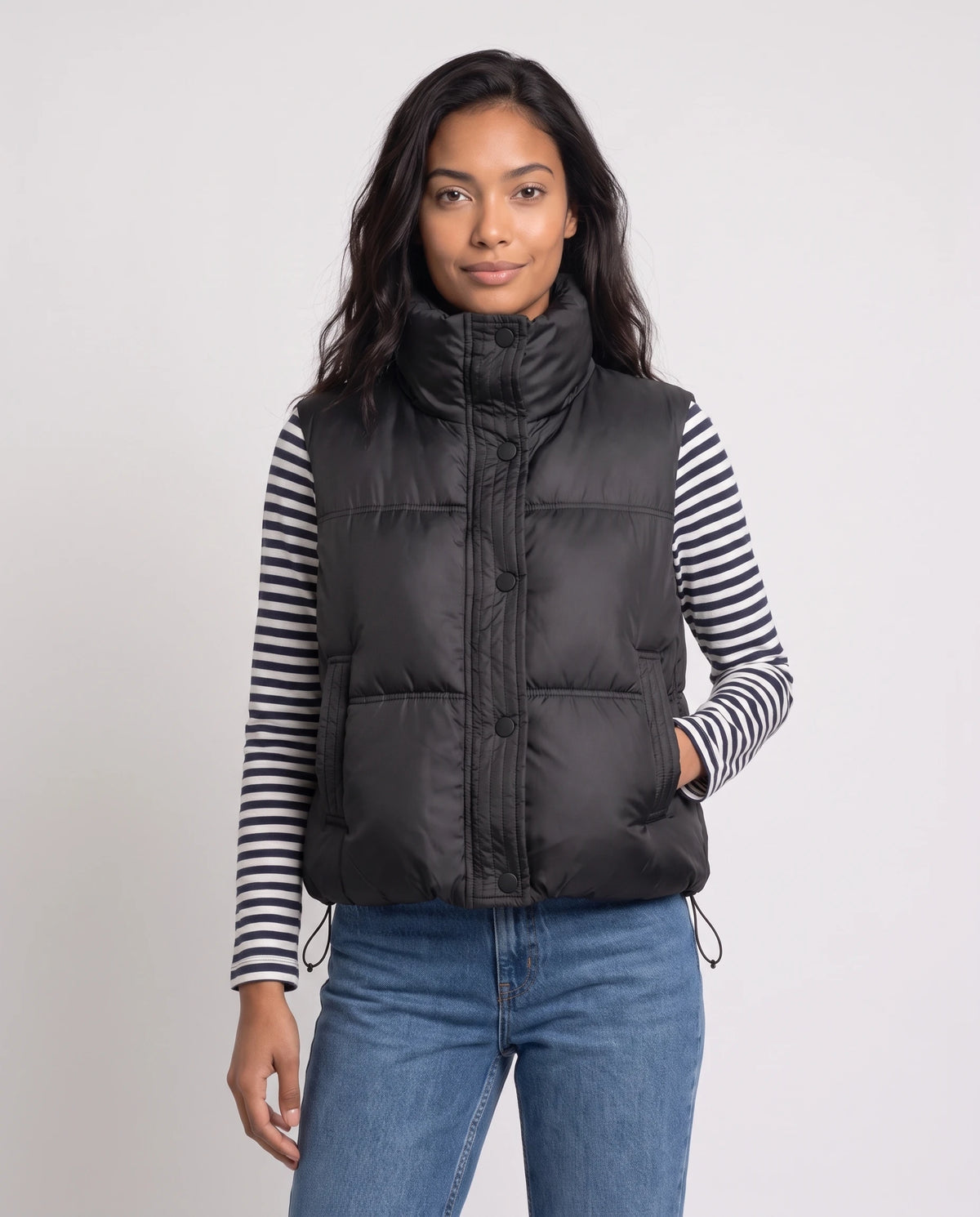 Gilet matelassé cropped à col montant et patte à pressions Soline en Noir, plan rapproché, col pressionné, patte à pressions