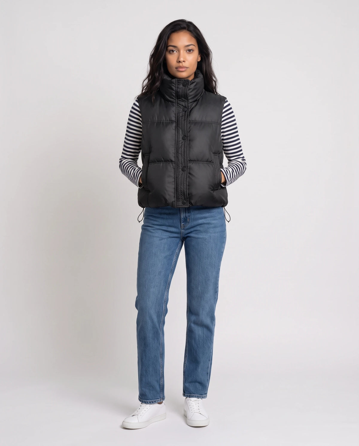 Gilet matelassé cropped à col montant et patte à pressions Soline en Noir, vue de face en pied, fermé au menton