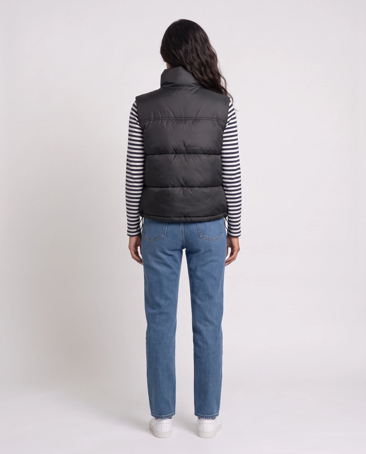 Gilet matelassé cropped à col montant et patte à pressions Soline en Noir, vue de dos, gros canaux