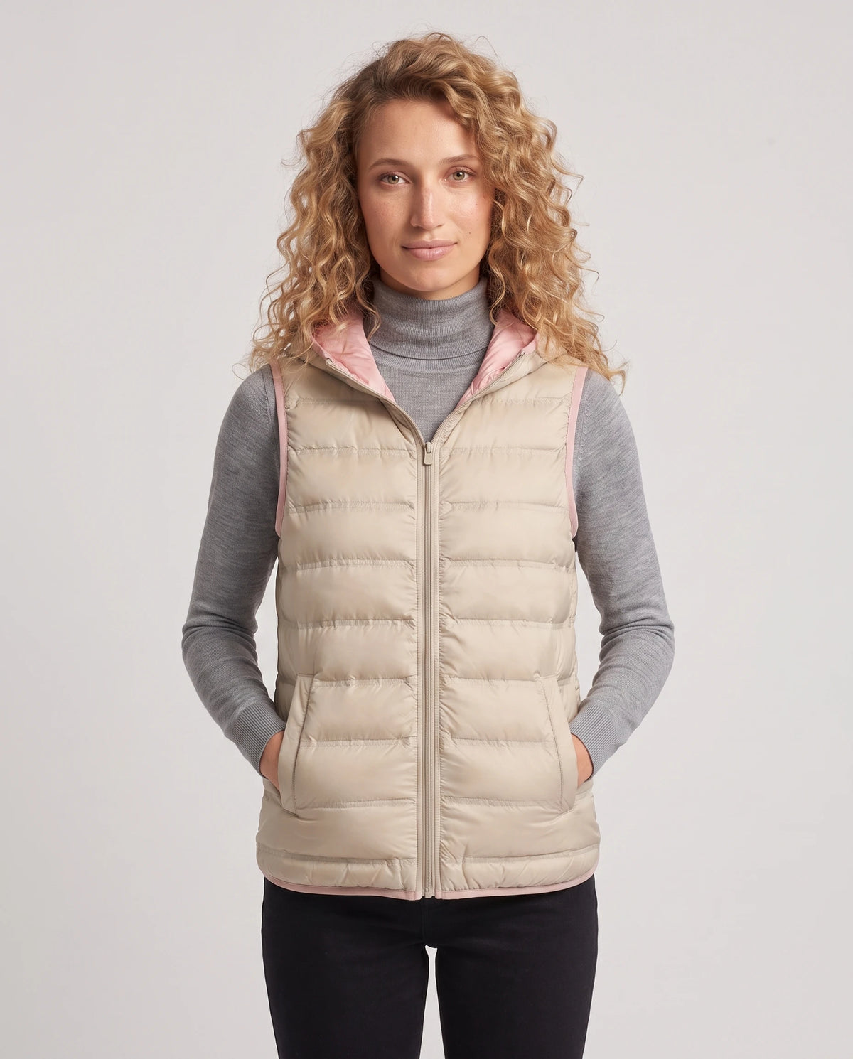 Leichte Steppweste mit Kapuze und Kontrastfutter Laurence in Beige, Nahaufnahme, bis zum Kinn geschlossen, Kapuze unten