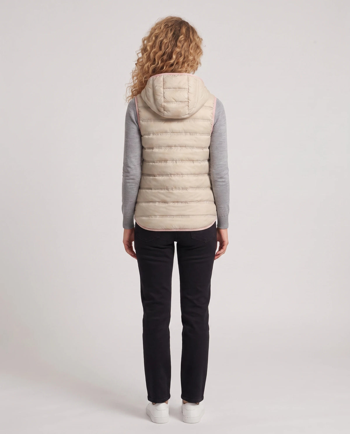 Gilet matelassé léger à capuche et doublure contrastée Laurence en Beige, vue de dos, capuche baissée, canaux thermosoudés