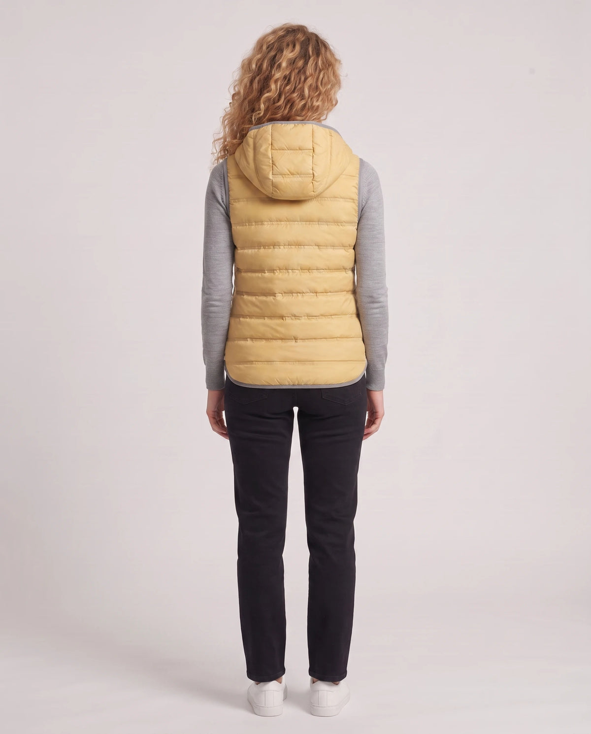 Gilet matelassé léger à capuche et doublure contrastée Laurence en Jaune, vue de dos, capuche baissée, canaux thermosoudés