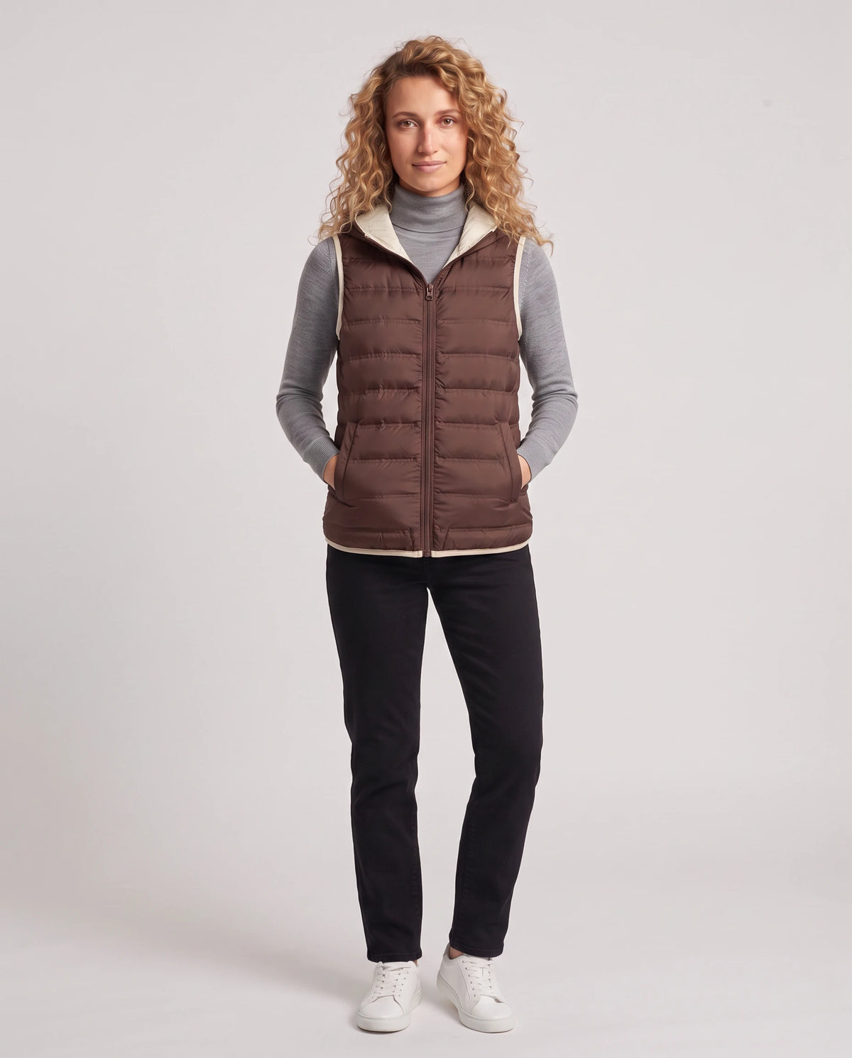 Gilet matelassé léger à capuche et doublure contrastée Laurence en Marron, vue de face en pied, zippé au menton