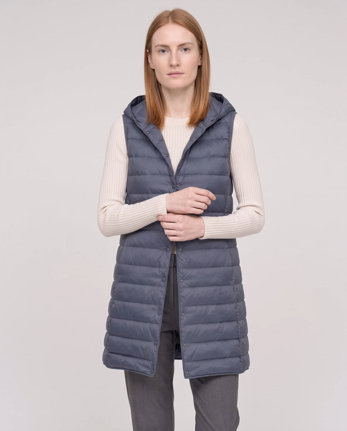 Gilet long sans manches à capuche Lorette Bleu Ardoise, vue de face rapprochée