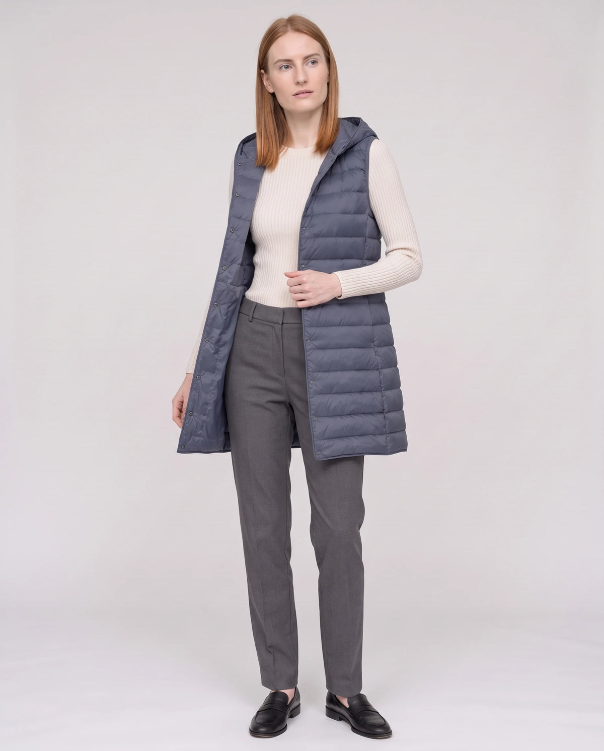 Gilet long sans manches Lorette Bleu Ardoise, porté ouvert sur un sous-pull écru