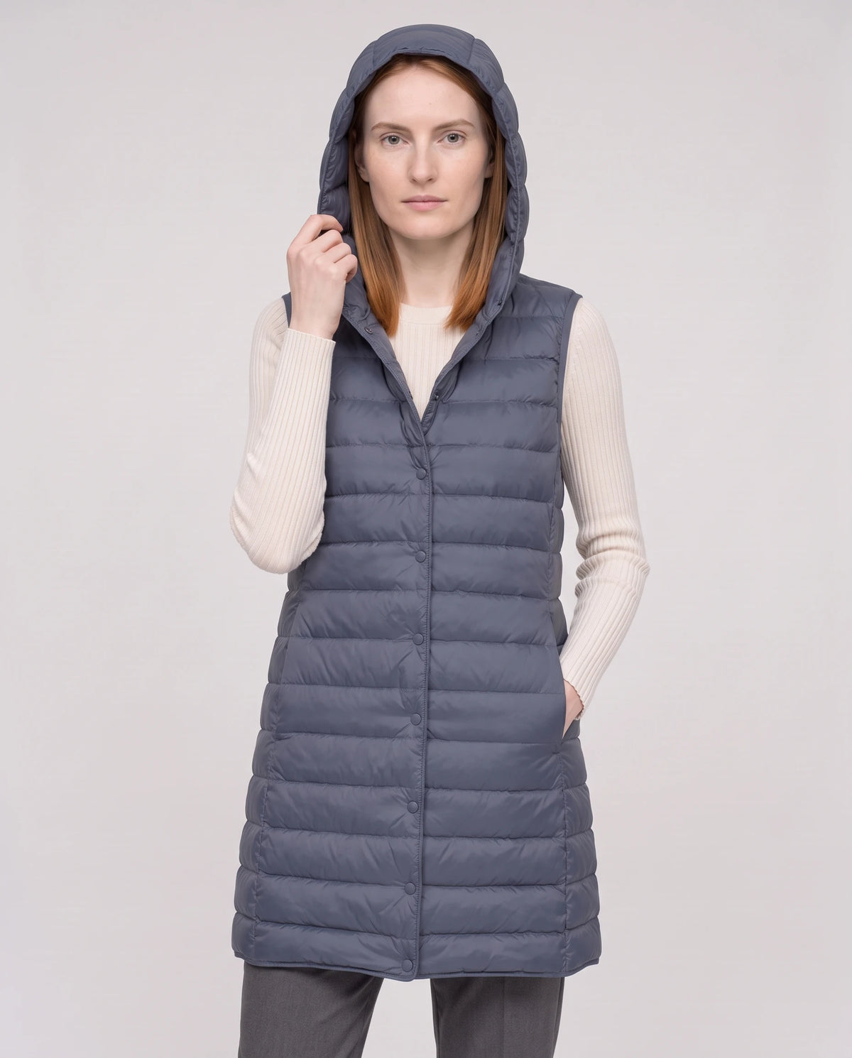 Gilet long sans manches Lorette Bleu Ardoise, capuche relevée, vue de face