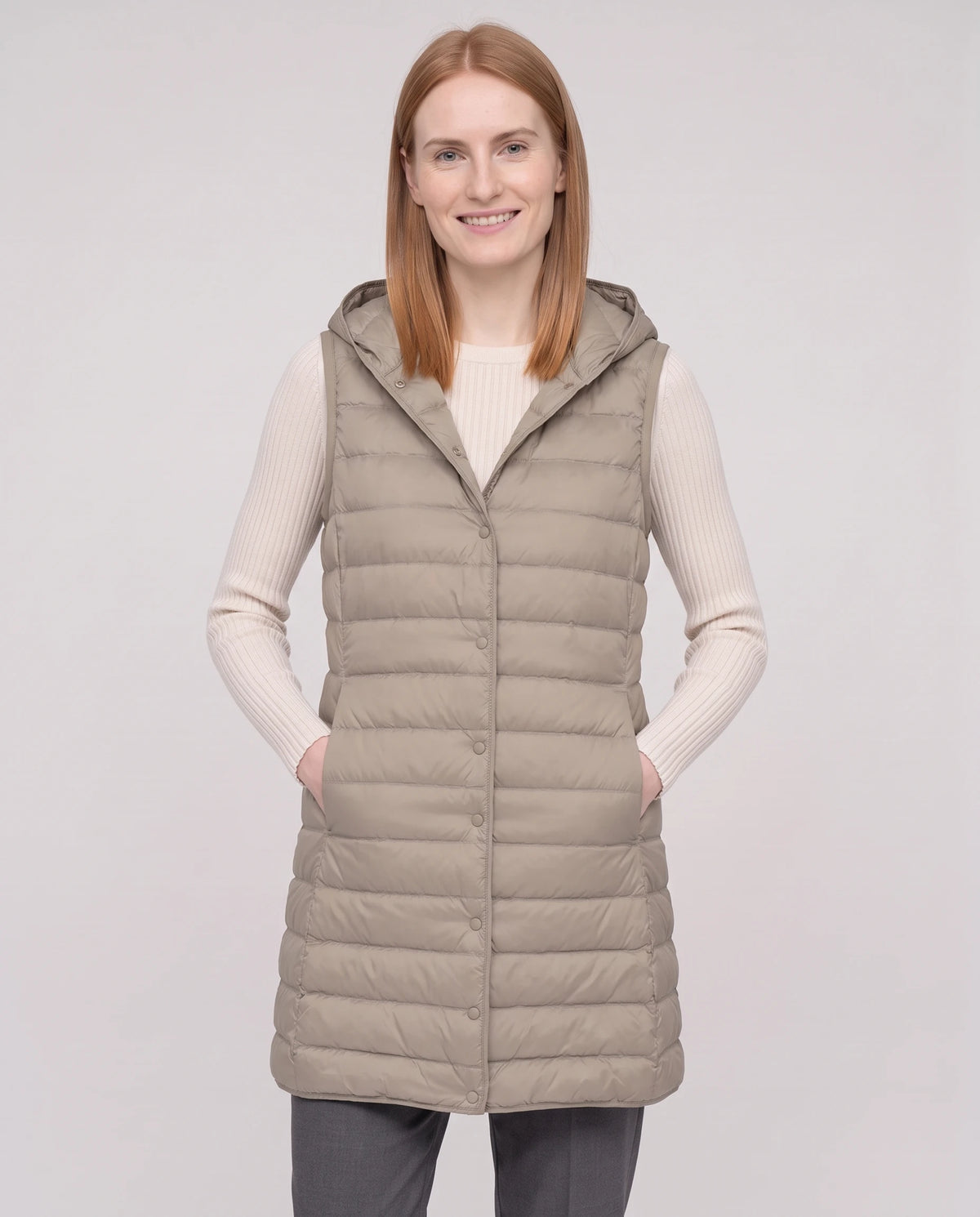 Gilet long sans manches à capuche Lorette Grège, vue de face rapprochée