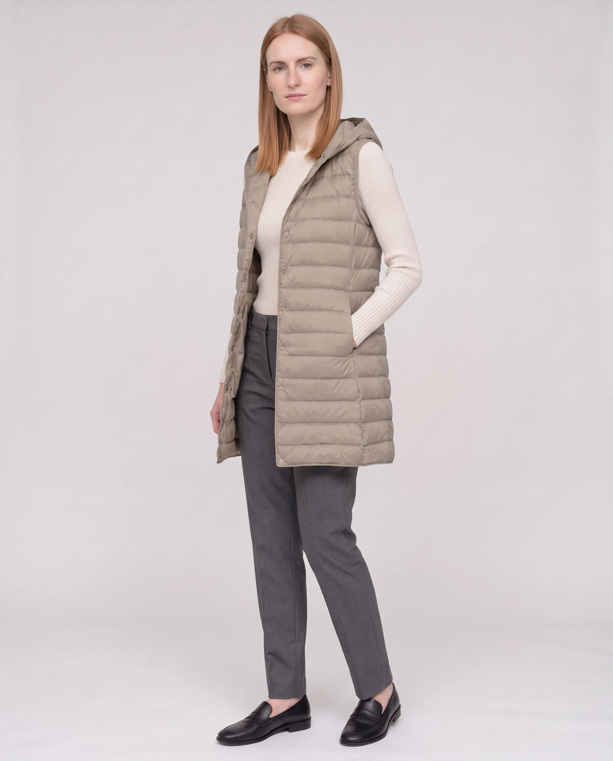 Gilet long sans manches Lorette Grège, porté ouvert sur un sous-pull écru