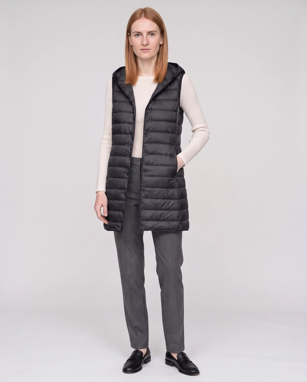 Gilet long sans manches à capuche Lorette Noir, vue de face en pied