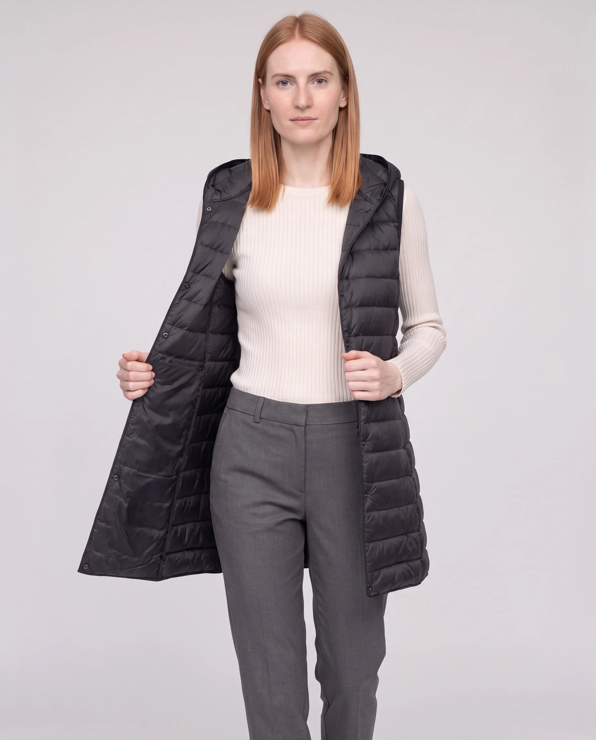 Gilet long sans manches Lorette Noir, porté ouvert sur un sous-pull écru