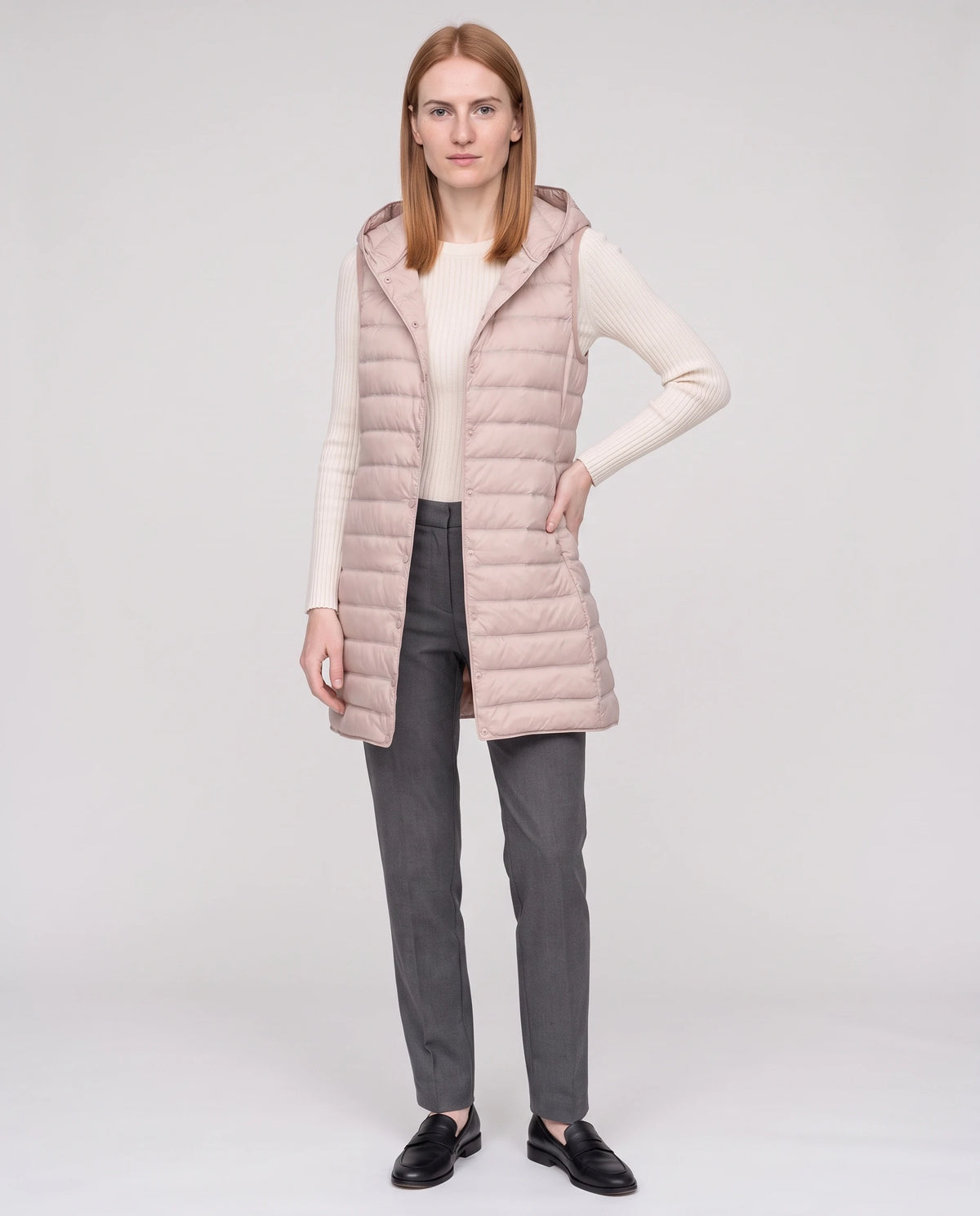 Gilet long sans manches à capuche Lorette Rose Poudré, vue de face en pied