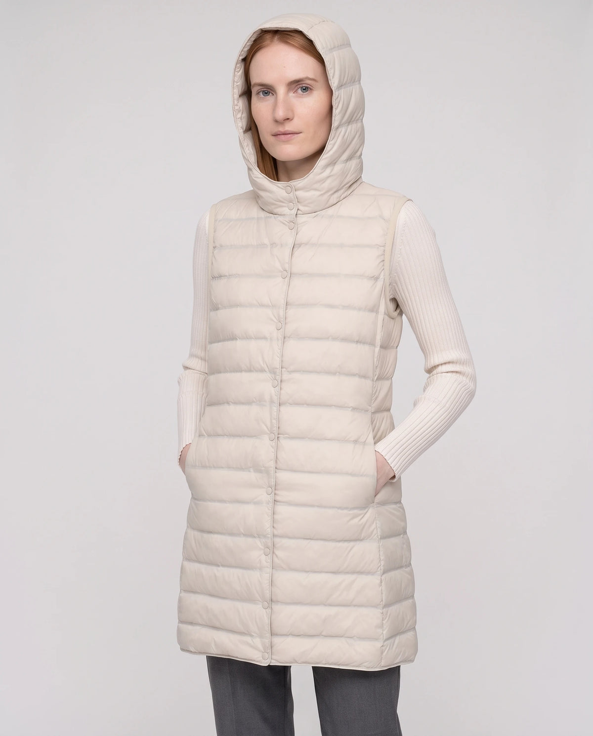 Gilet long sans manches Lorette Sable, capuche relevée, vue de trois quarts