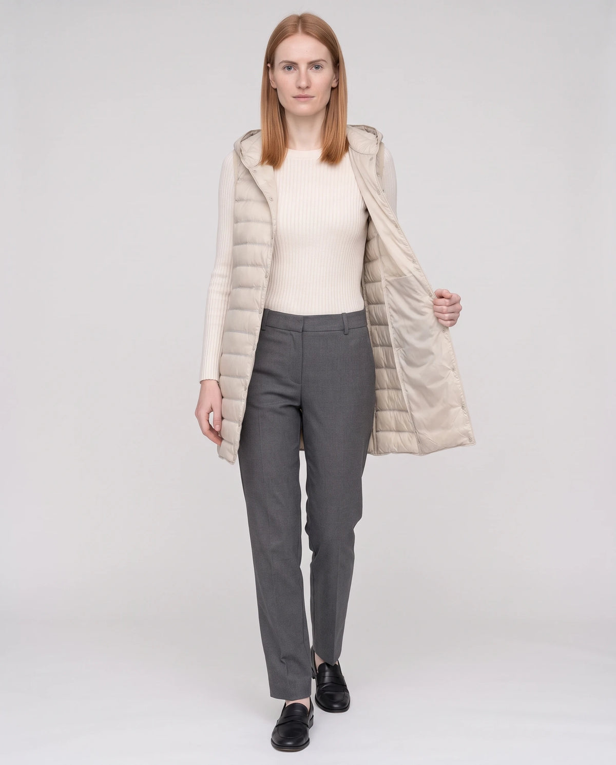 Gilet long sans manches Lorette Sable, porté ouvert sur un sous-pull écru