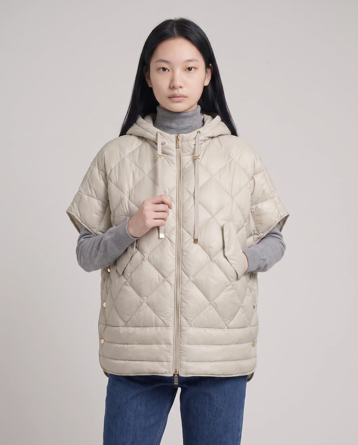 Gilet matelassé à capuche et pressions Céline en Beige, plan rapproché de face, capuche baissée, cordon à embouts dorés