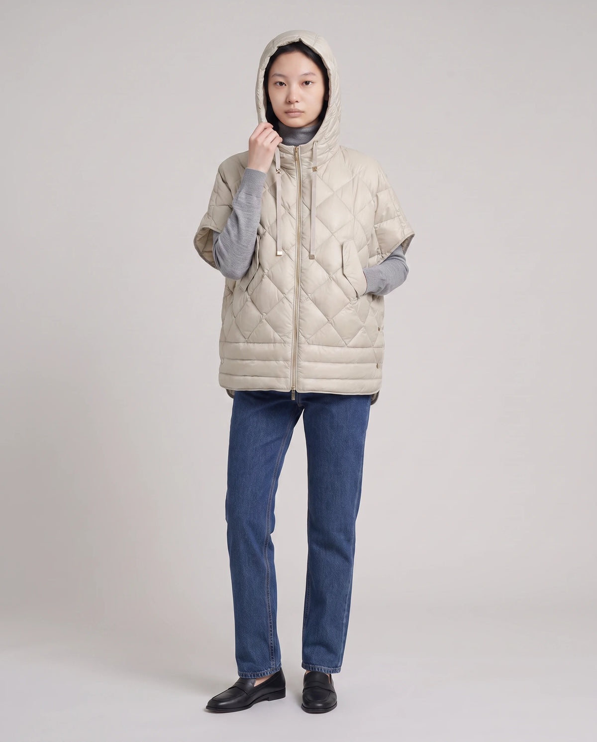 Gilet matelassé à capuche et pressions Céline en Beige, vue de trois quarts, capuche relevée