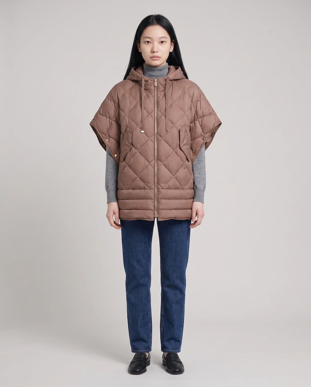 Gilet matelassé à capuche et pressions Céline en Brun Cacao, vue de face en pied, zippé, capuche baissée