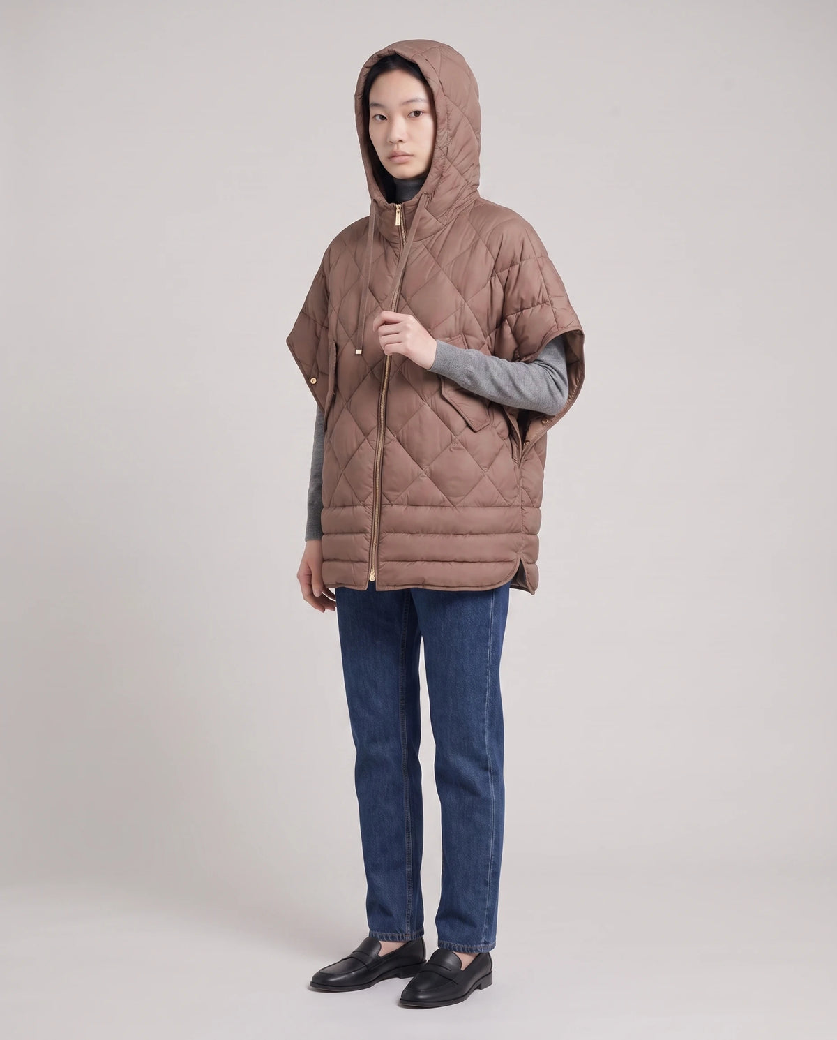 Gilet matelassé à capuche et pressions Céline en Brun Cacao, vue de trois quarts, capuche relevée