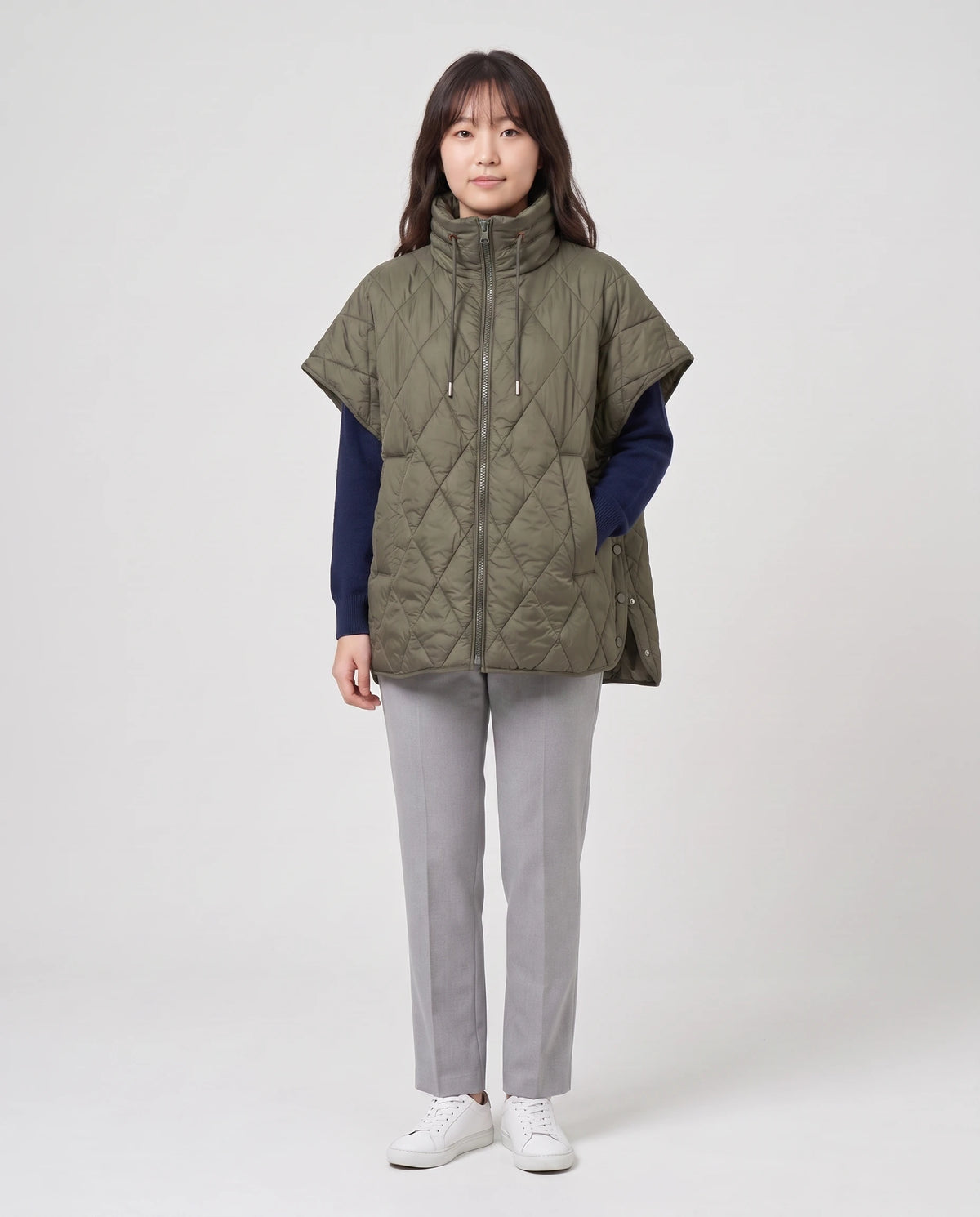 Gilet matelassé à col cordon Line en Vert Olive, vue de face en pied, zippé