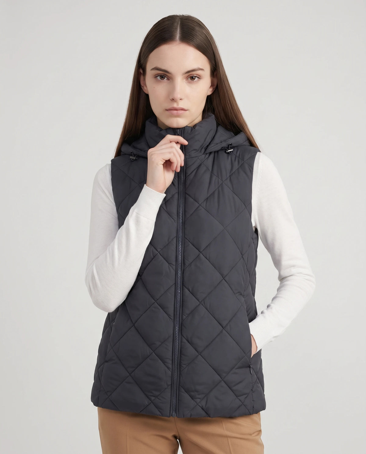 Gilet matelassé court à capuche Mia en Bleu Nuit, plan rapproché de face, capuche baissée, zippé