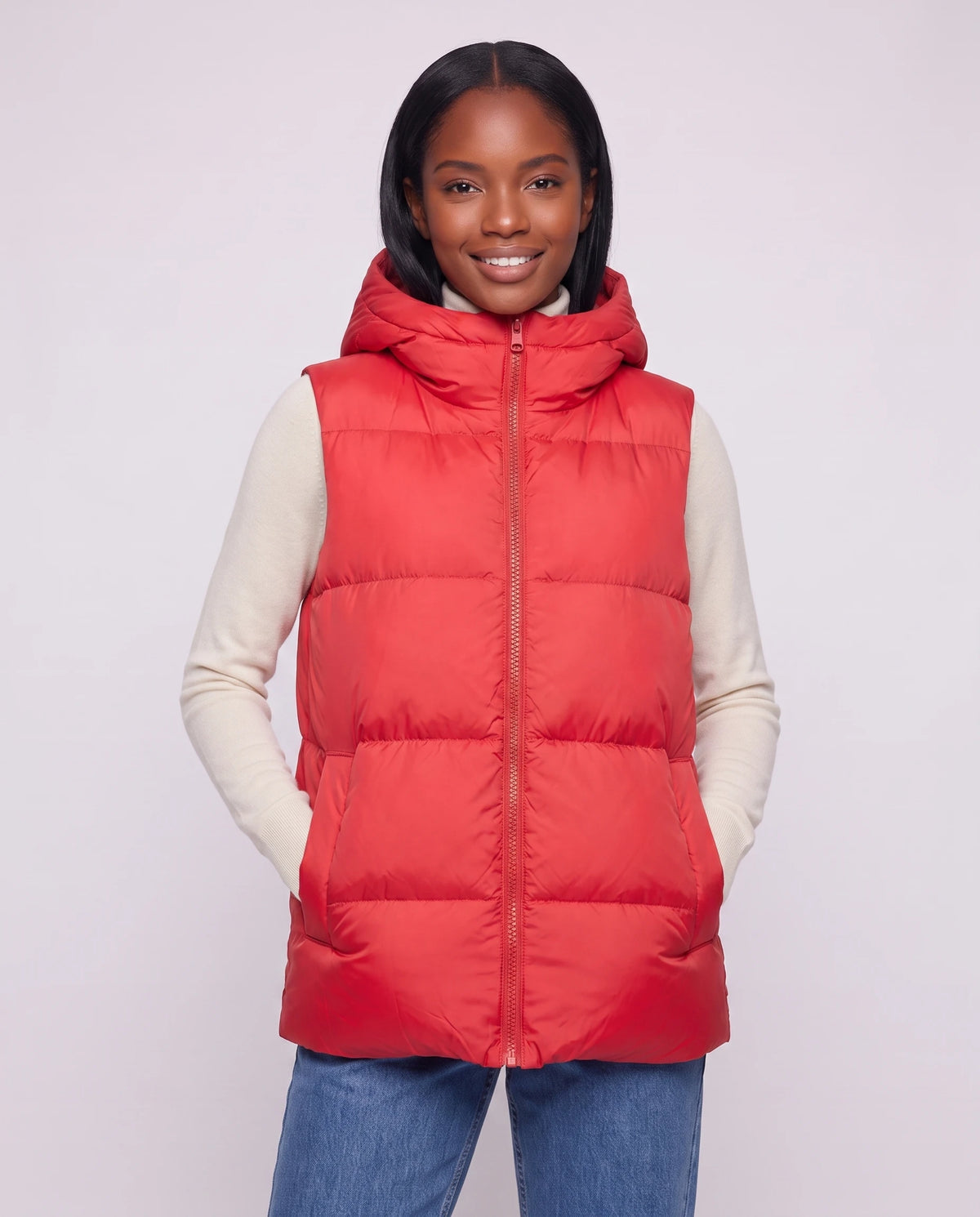 Gilet matelassé épais à capuche zippé Virginie en Rouge, plan rapproché, zippé au menton, capuche baissée
