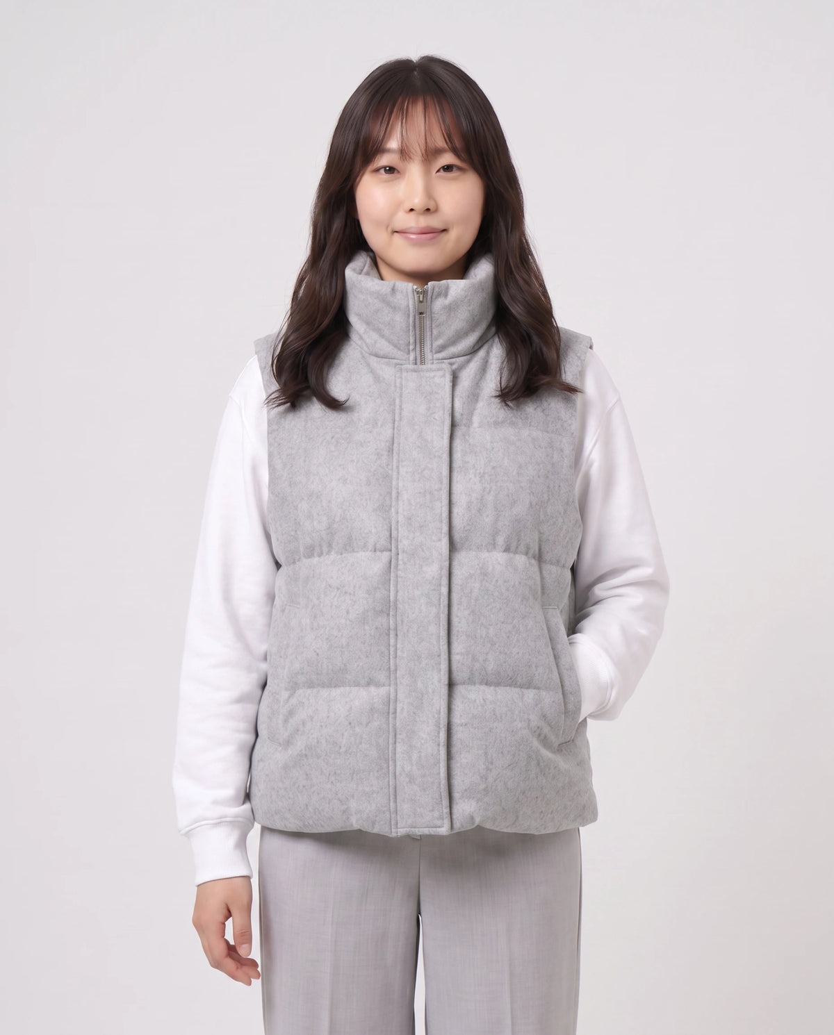 Gilet matelassé en lainage chiné à col montant Roxanne en Gris Clair Chiné, plan rapproché, zippé au menton, lainage chiné