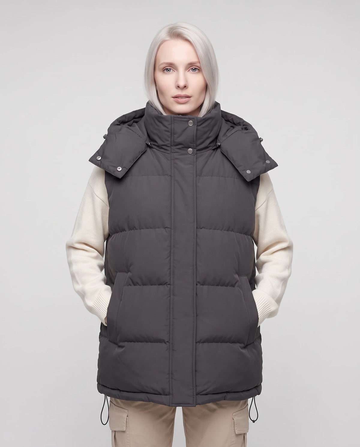Oversize Steppweste mit abnehmbarer Kapuze Patricia in Anthrazit, Nahaufnahme, Kapuze unten, Hände in den Taschen