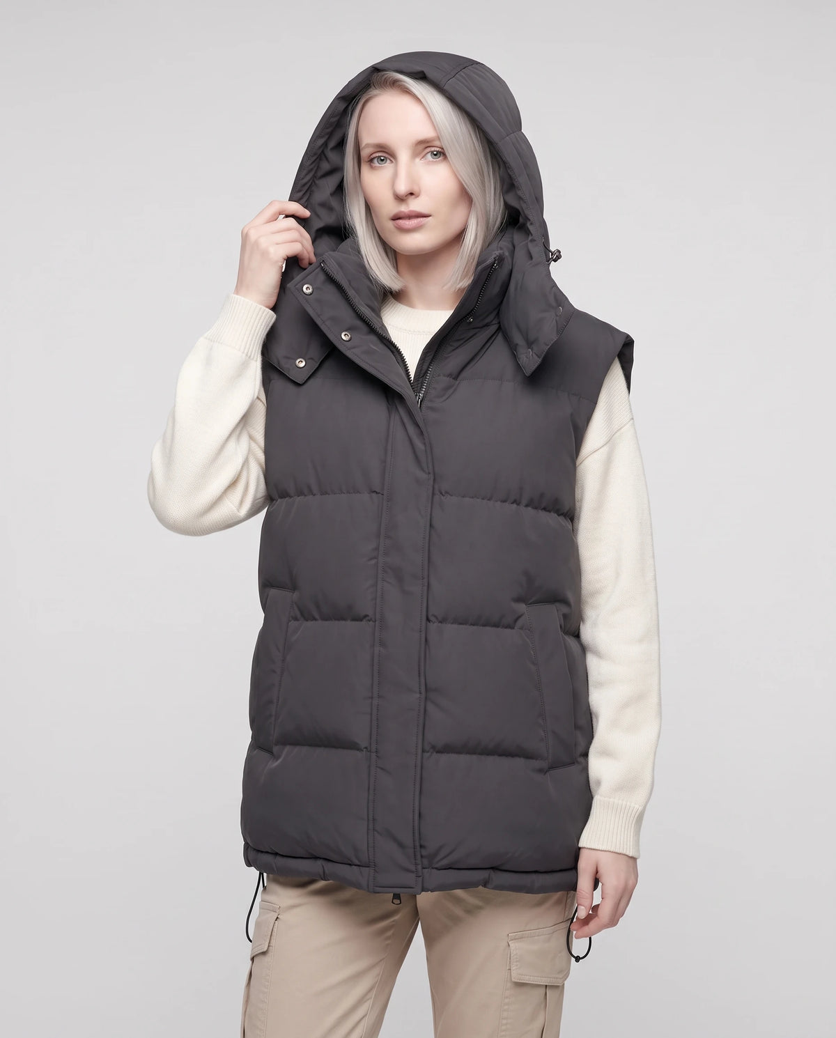 Gilet matelassé oversize à capuche amovible Patricia en Gris Anthracite, capuche relevée, vue de trois quarts