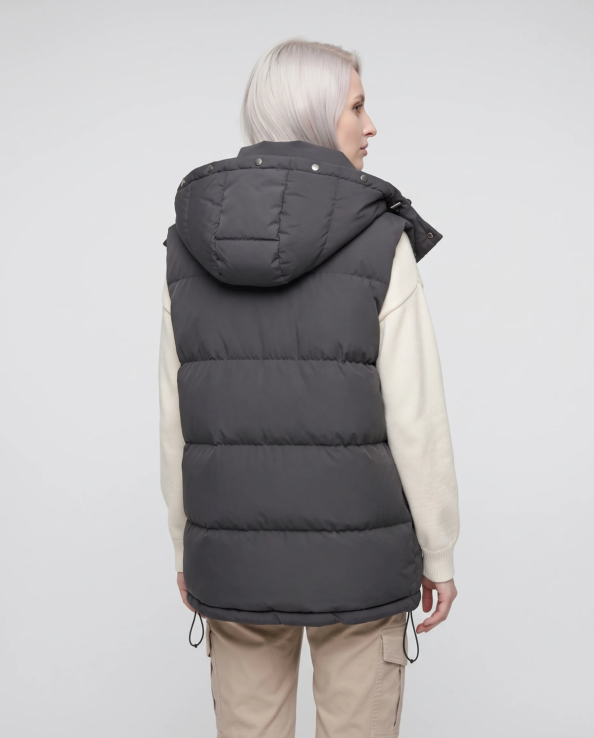 Gilet matelassé oversize à capuche amovible Patricia en Gris Anthracite, vue de dos, capuche rabattue et rangée de pressions le long du col
