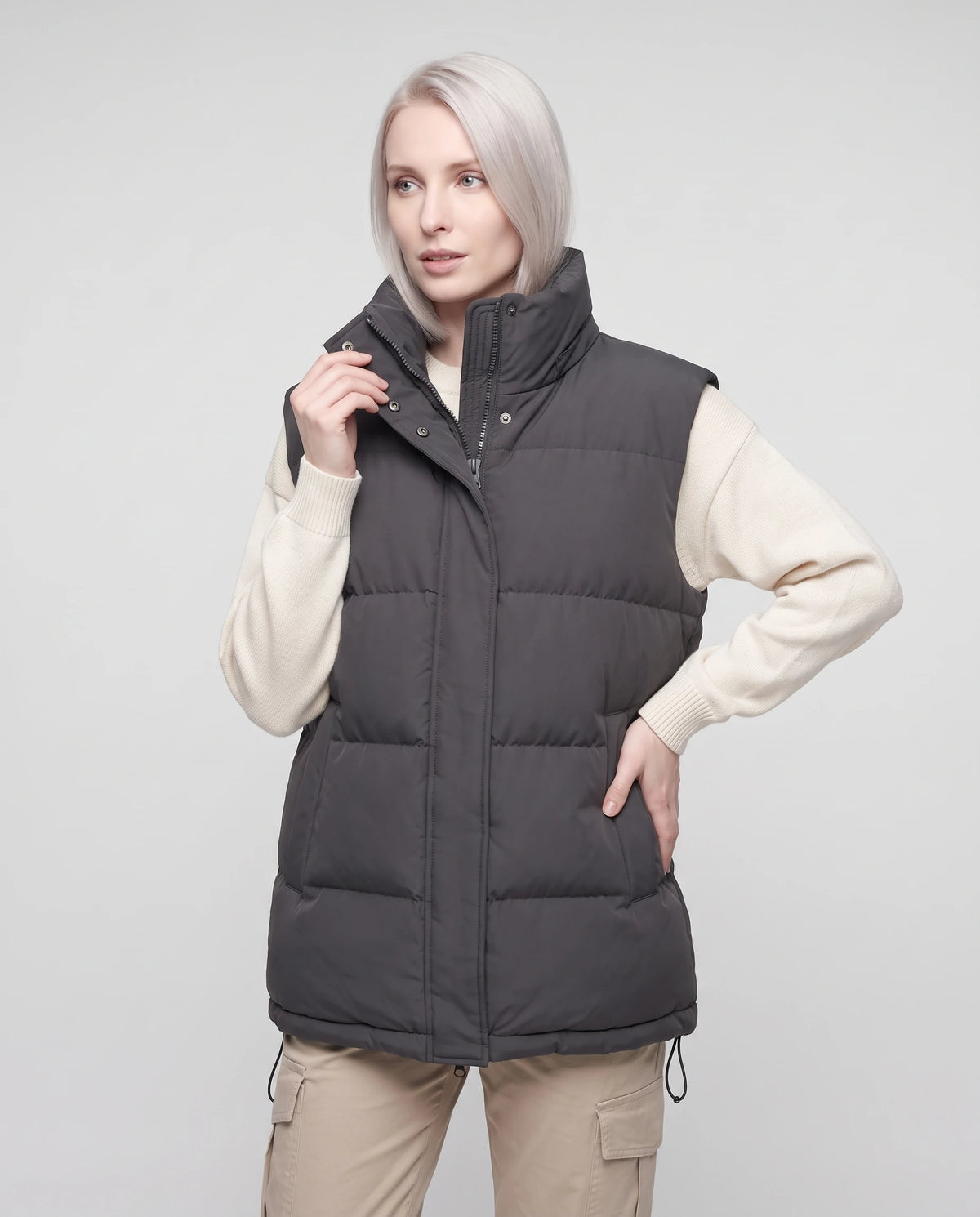Gilet matelassé oversize à capuche amovible Patricia en Gris Anthracite, capuche retirée, col montant seul et pressions apparentes